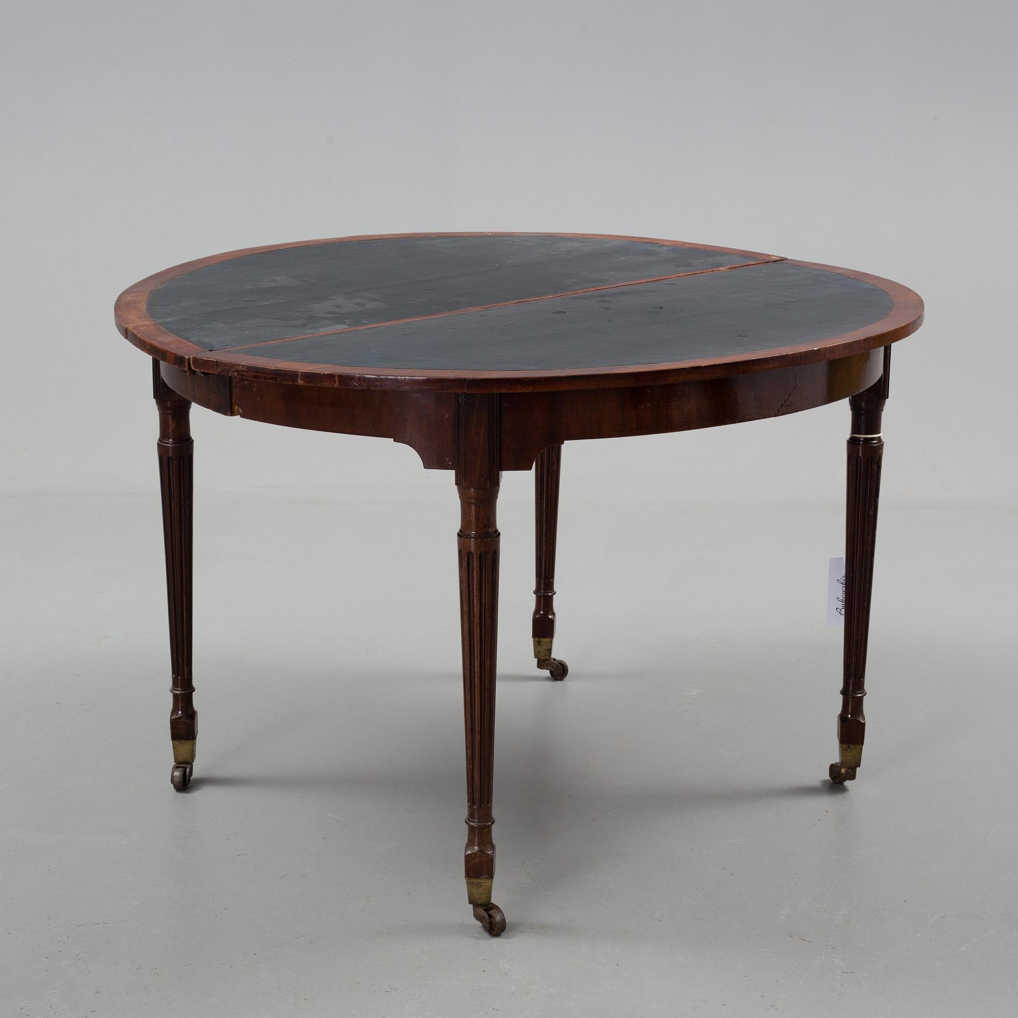 BORD, två stycken, 1800-tal, mahogny med trissor.