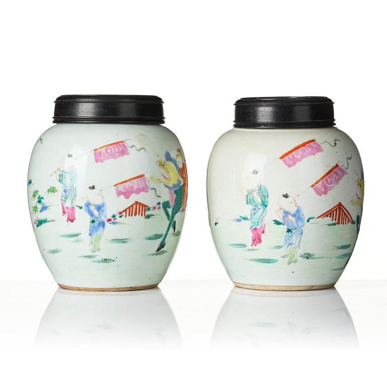 Urnor, ett par, porslin. Qingdynastin, 1800-tal.
