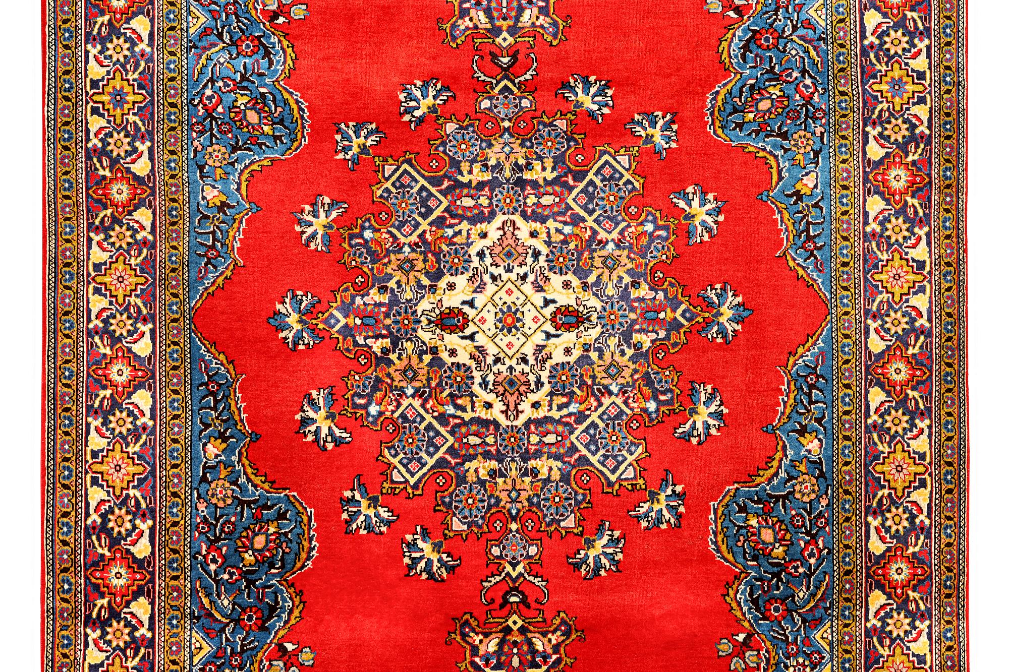 A Sarouk carpet, a. 323 x 217 cm.