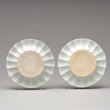 TERRINER med FAT, ett par, kompaniporslin. Qing dynastin, Qianlong (1736-95).