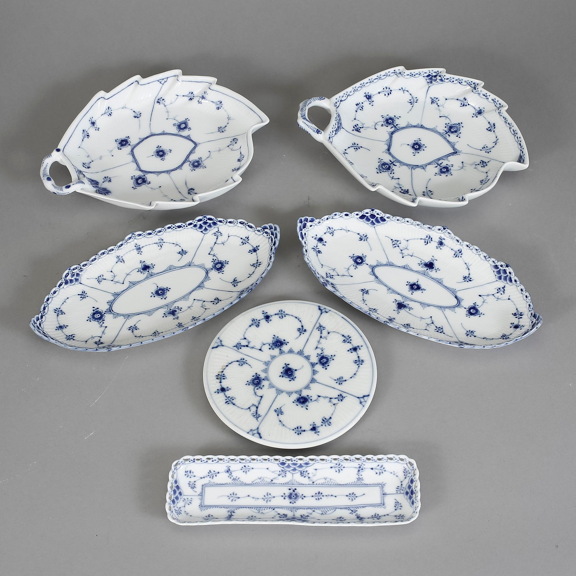 SERVISDELAR, 13 st. "Musselmalet", Royal Copenhagen. Modell "Helblond" och "Halvblond". 1800-talets mitt-1900-tal.