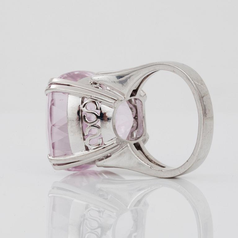 RING med kunzit ca 30.00 ct.