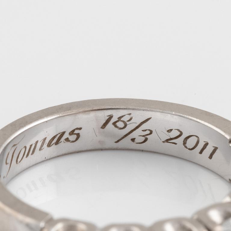 A WA Bolin 18K ring set with round brilliant-cut diamonds.