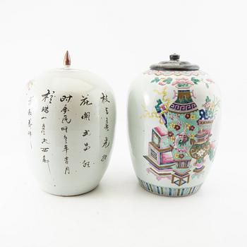 Lock urns 2 pcs China 19th/20th century porcelain.