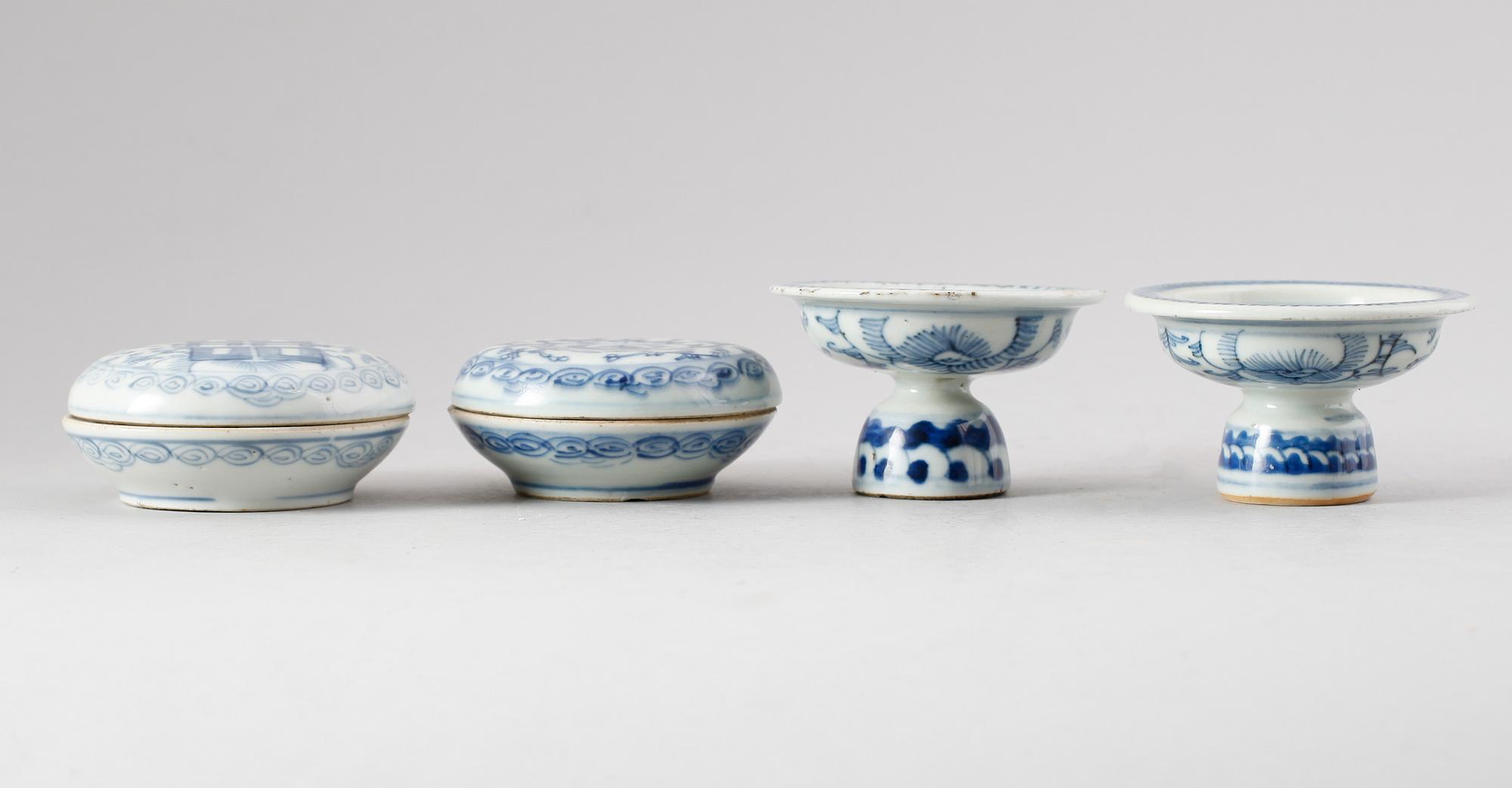 DOSOR, 2 st, SAMT SKÅLAR PÅ FOT, 2 st, porslin, Kina, 1800-tal.