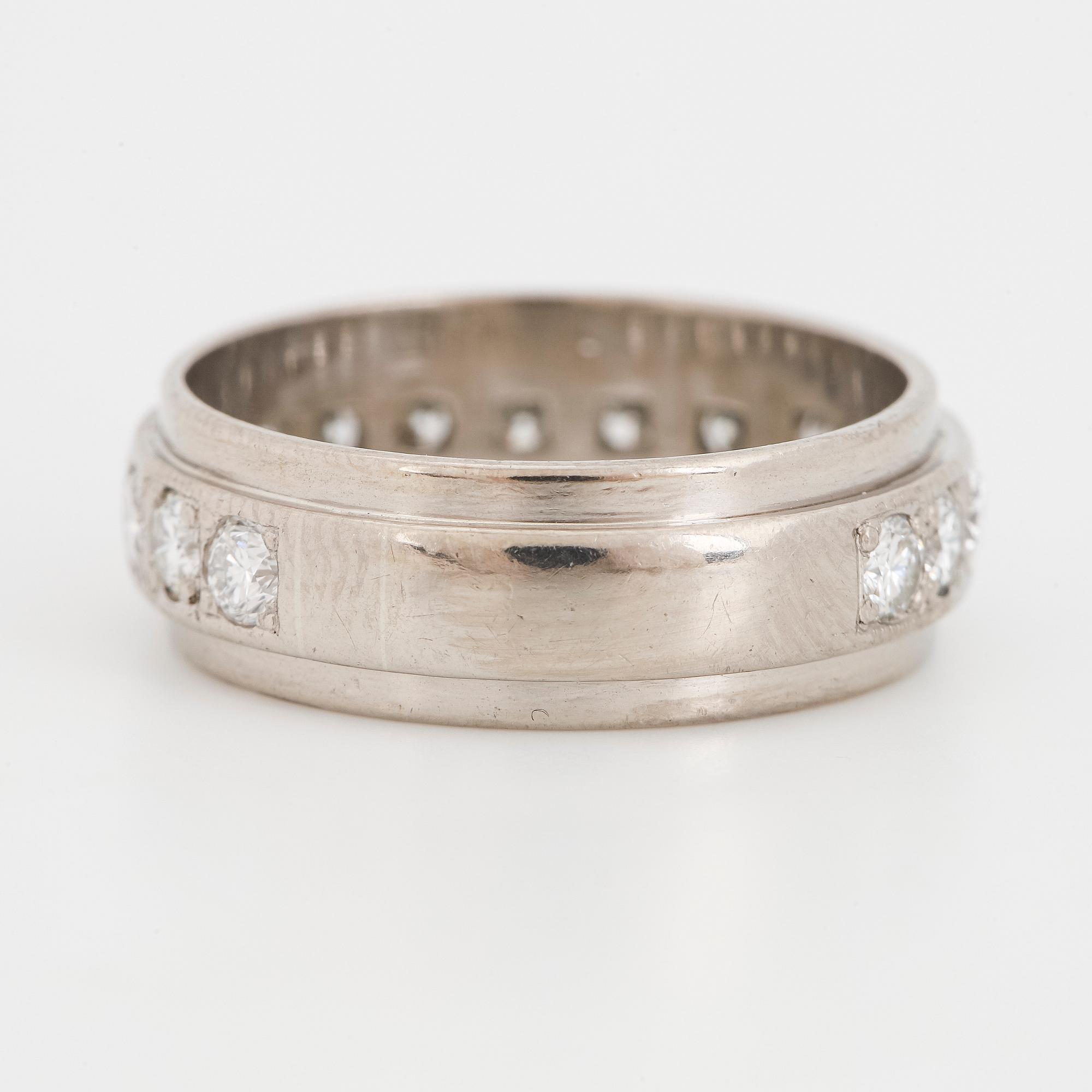 18K gold and brilliant-cut diamond ring.