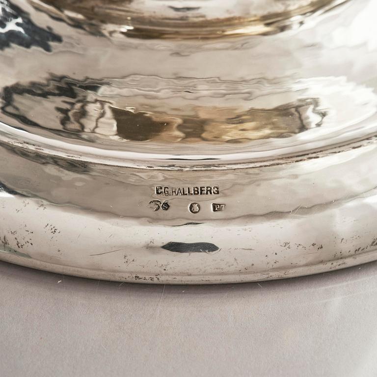 C.G. Hallberg, stor uppsatsskål, silver, Svensk importstämpel, Stockholm 1917.