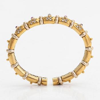 An ca. 18K gold bangle with diamonds approx. 0.50 ct. in total and rubies.