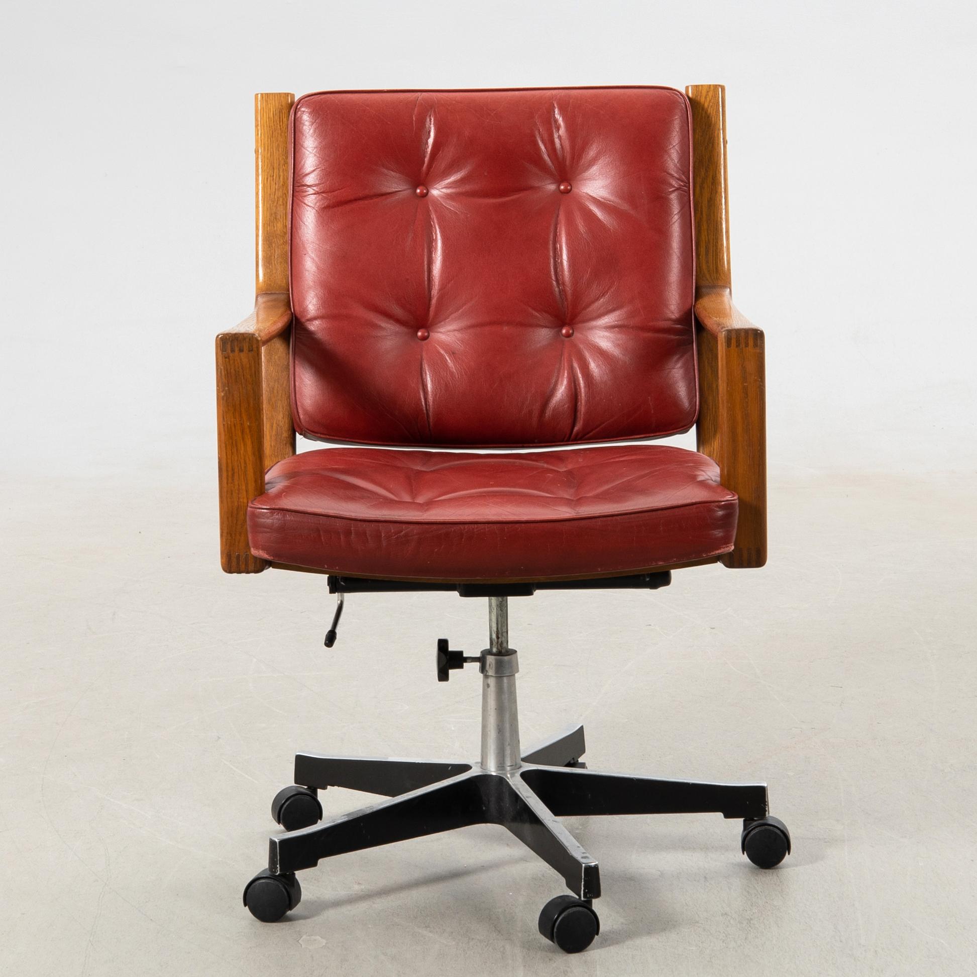 Karl Erik Ekselius, Skrivbordsstol för JOC möbler Vetlanda sent 1900-tal.