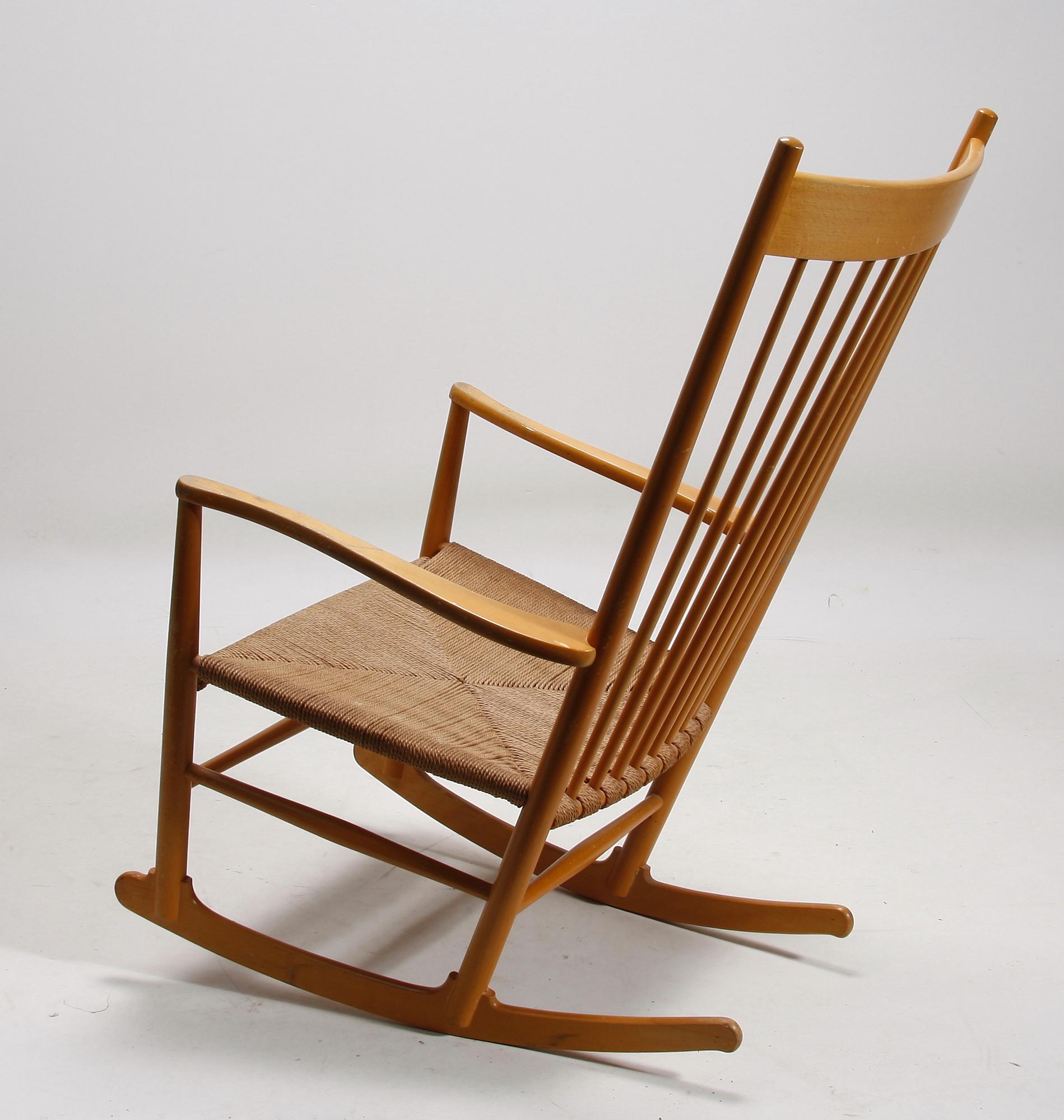 GUNGSTOL, design Hans J Wegner, Danmark.
Modellen formgiven 1944.