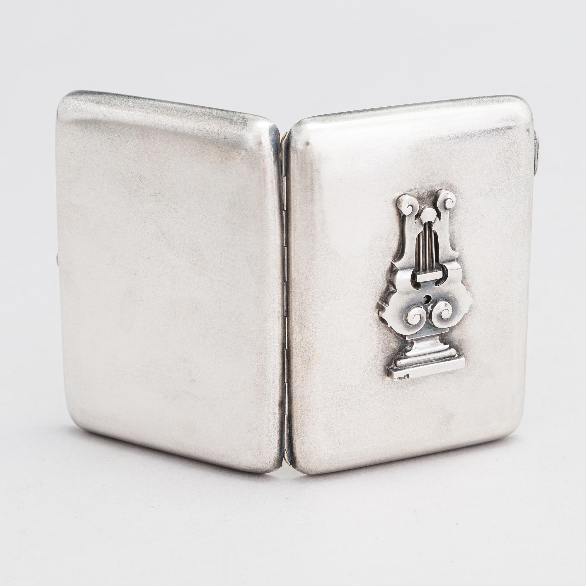 Cigarettetui, silver, med lyra stämplad i Kiev 1828-1887, etuiet stämplat Pjotr Baskakov, Moskva 1908.