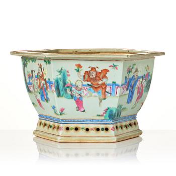 A large famille rose flower pot, Qing dynasty, 19th Century.