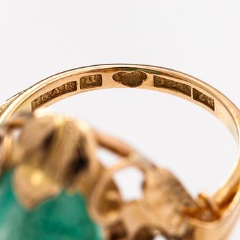 An 18K gold ring with an emerald and diamonds ca. 0.42 ct in total.  Guldkedjan Gk Ab, Uppsala 1950.