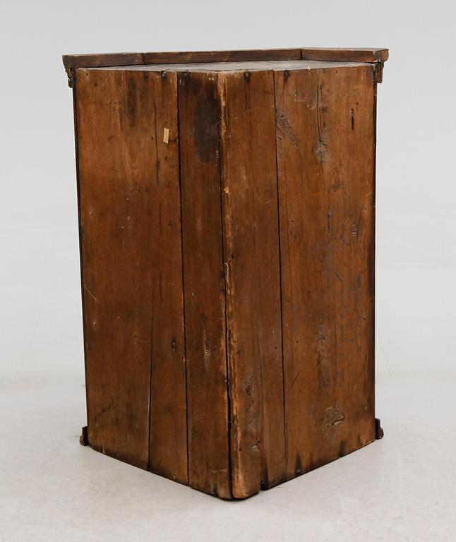 HÖRNSKÅP, allmoge, 1700-/1800-tal.