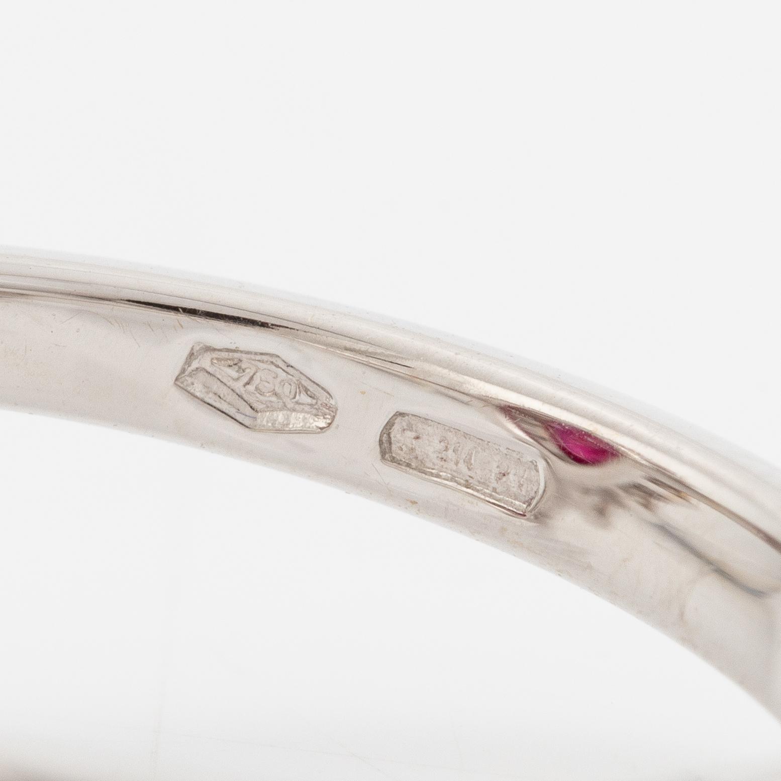 Ring 18K vitguld med en fasettslipad rubin och runda briljantslipade diamanter.