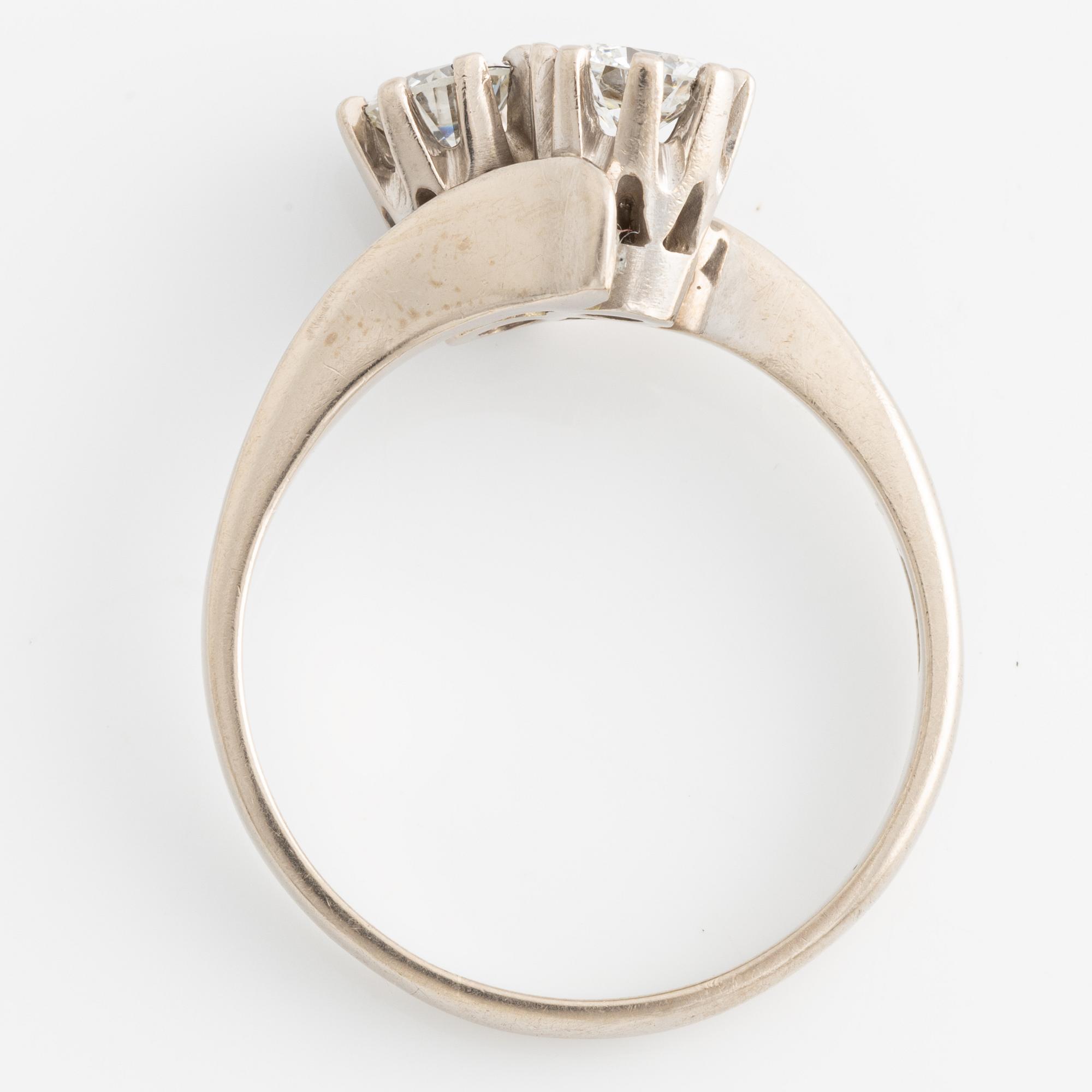 Ring, sibling ring, 18K white gold with two brilliant-cut diamonds.