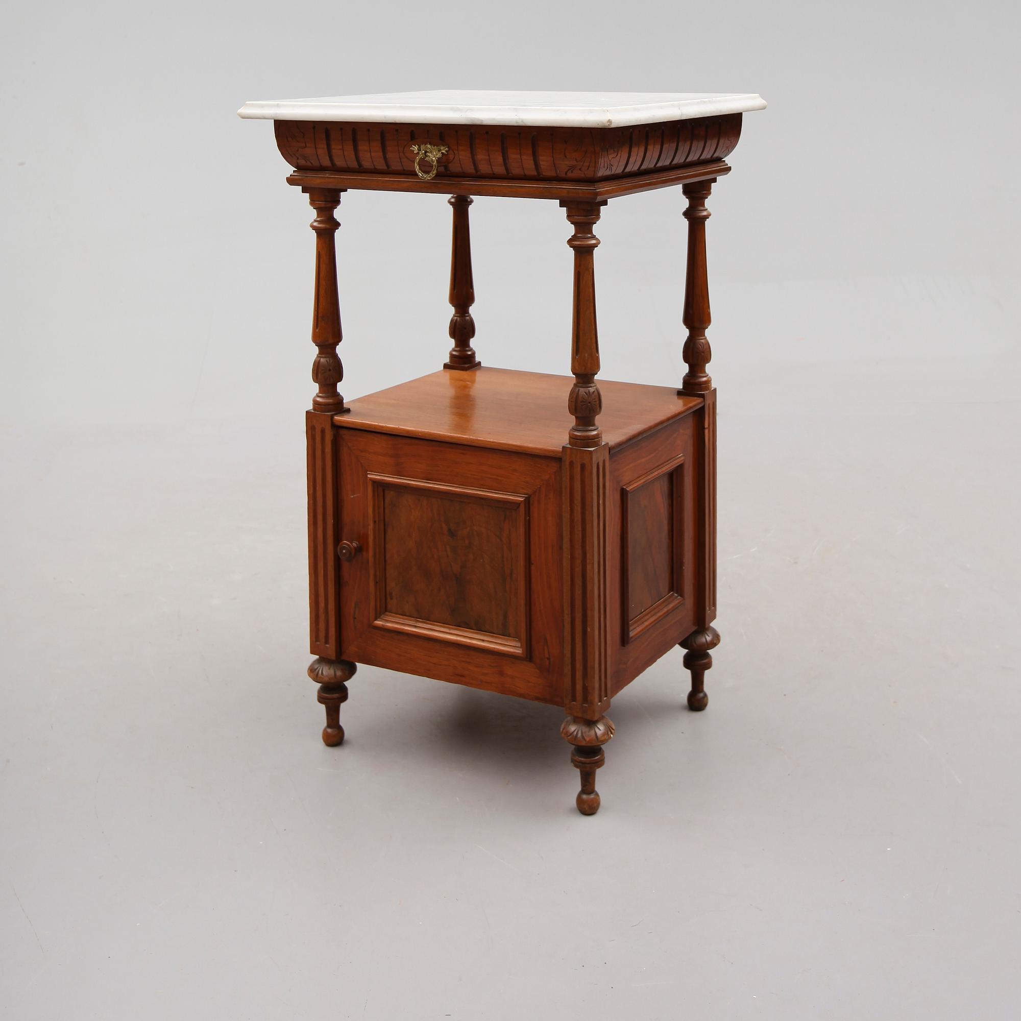 SÄNGBORD, nyrenässans, sent 1800-tal.