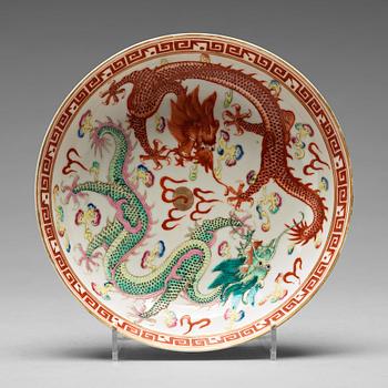 661. A famille rose 'dragon' dish, Qing dynasty, Guangxu (1875-1908), with Qianlong mark.
