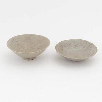 Two qingbai bowls, Song/Yuandynastin.