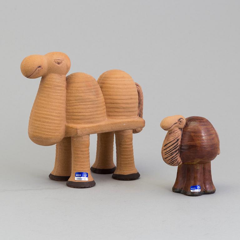 LISA LARSON, figurin, stengods, "Kamel" ur serien "Jura" samt "Dromedar" ur serien "Menagerie", Gustavsberg.