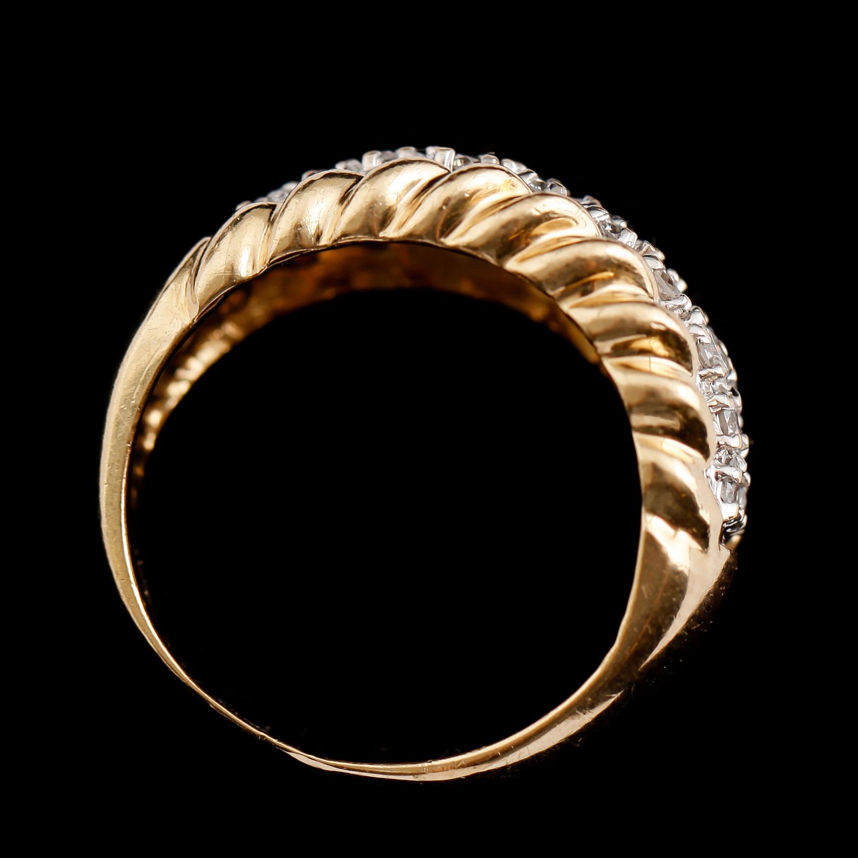 RING, 14 k guld, med briljantslipade diamanter tot ca 0.95 ct.
