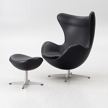 Arne Jacobsen, fåtölj med fotpall, "Ägget", Fritz Hansen, Danmark, 2022.
