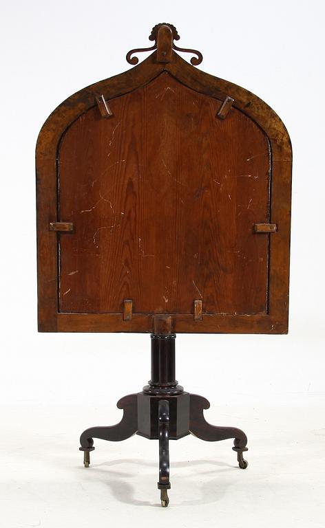 BRASSKÄRM, nygotik, 1800-talets andra hälft.