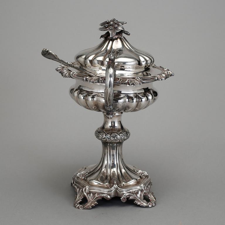 SOCKERSKÅL PÅ FOT, silver, Gustav Möllenborg, Stockholm, 1851. Vikt ca 688 g.