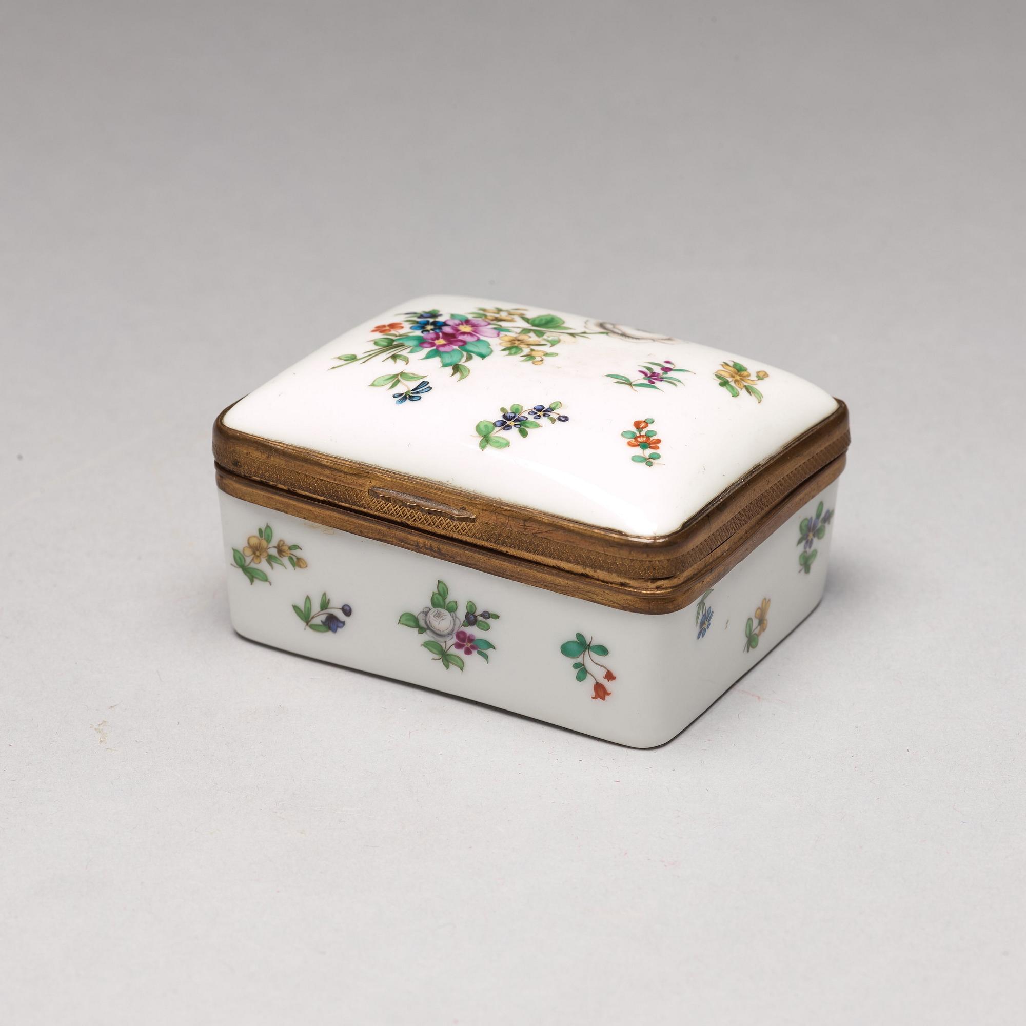 DOSOR, sex stycken, porslin och emalj. 18/1900-tal.