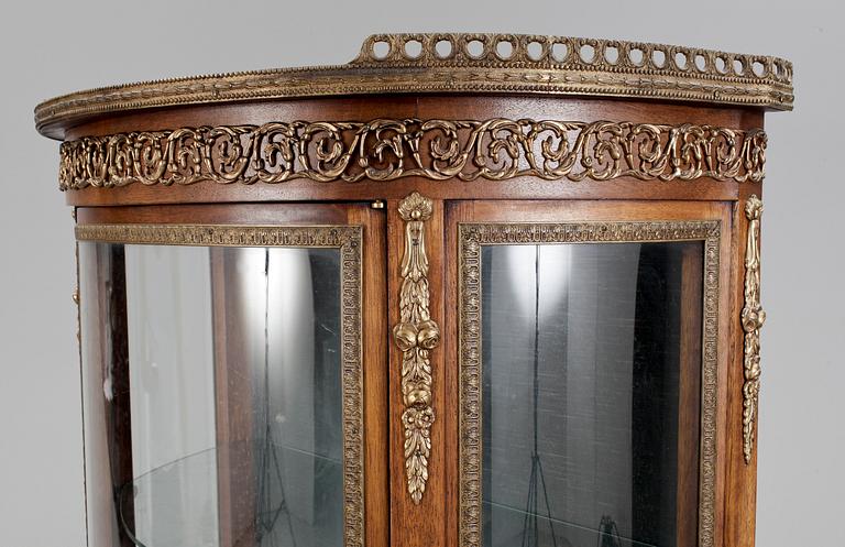 VITRINSKÅP, Louis XVI stil, 1900-talets andra hälft.