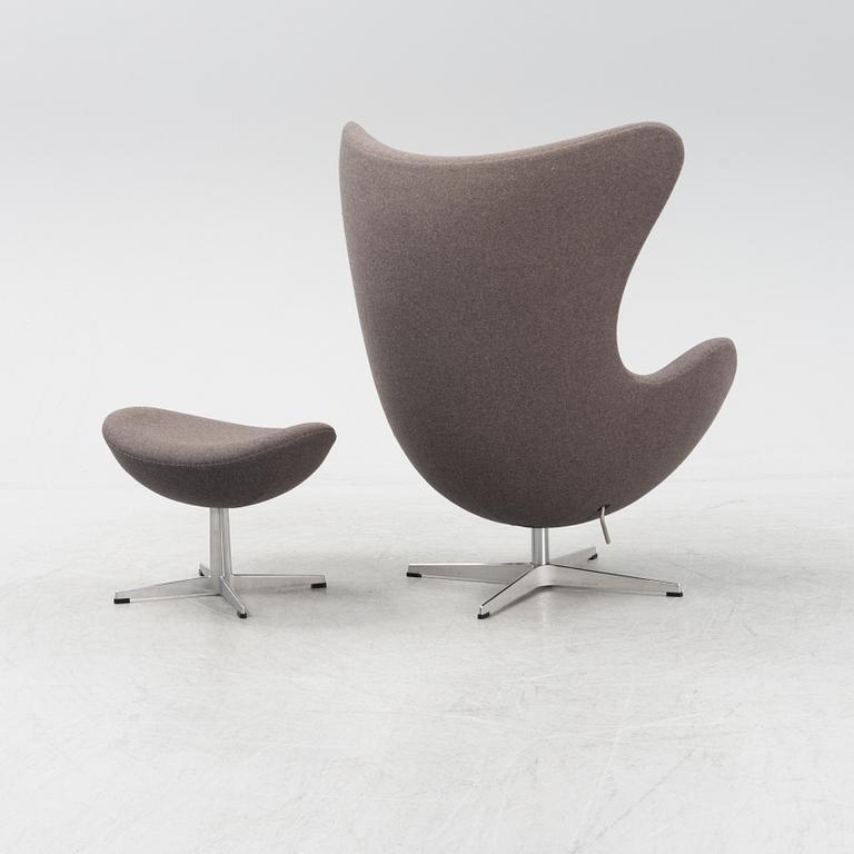 Arne Jacobsen, fåtölj med fotpall, "Ägget", Fritz Hansen daterad 2015.