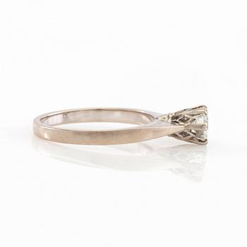 Ring solitär 18K vitguld med en rund briljantslipad diamant.