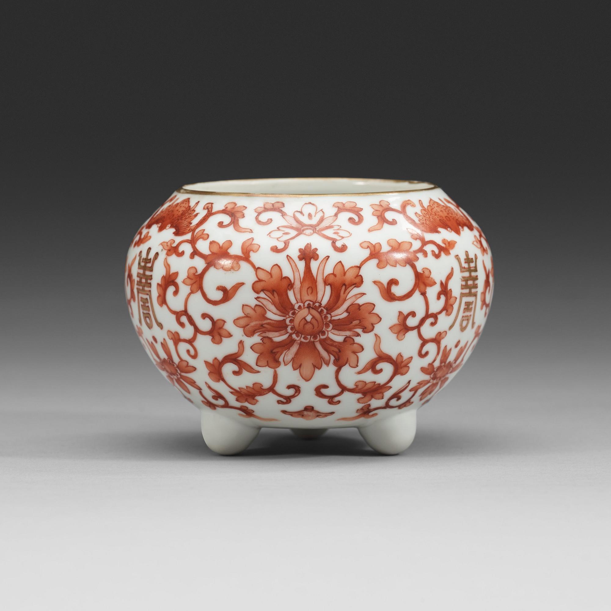 PENSELBAD, porslin. Qing dynastin, 1800-tal.
