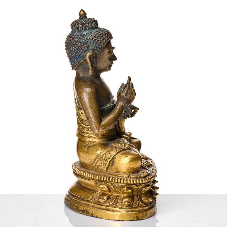 Buddha, delvis förgylld brons. Tibetokinesisk, 1700-tal.