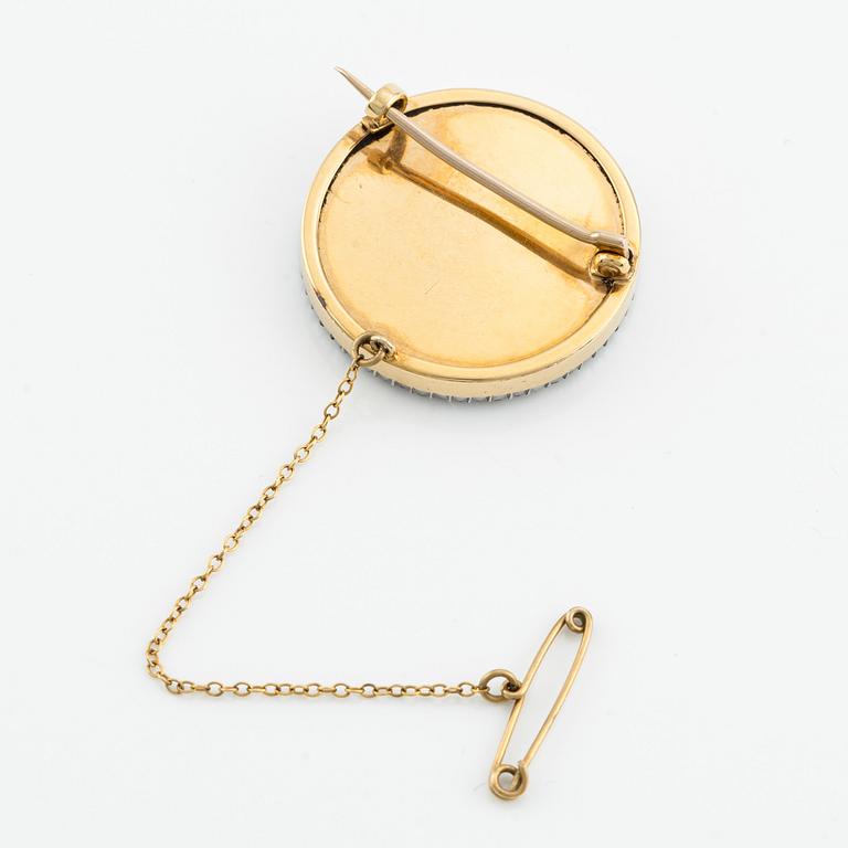 Brooch in gold with miniature portrait, wreath with rose-cut diamonds.