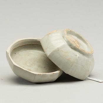 DOSA MED LOCK, porslin, Kina, Ming (1368-1644).