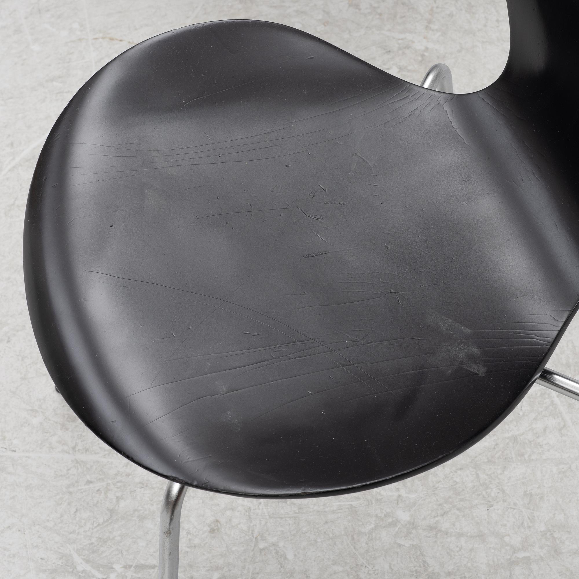 Arne Jacobsen, six 'Series 7' chairs, Fritz Hansen, Denmark, 1970-71.