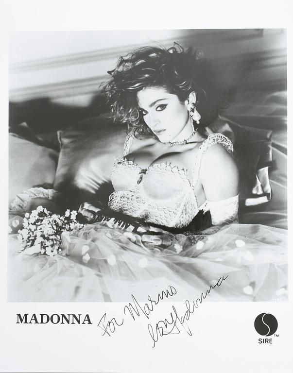 MADONNA f. 1958, signerat foto.