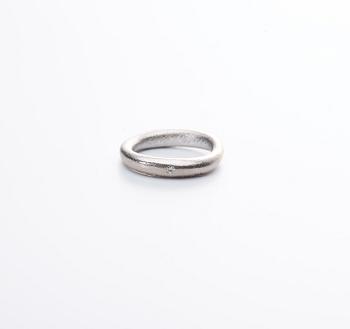RING, Ole Lynggaard, "Love" nr 3. 18 k vitguld, 0,015 ct. Vikt ca 6 g.