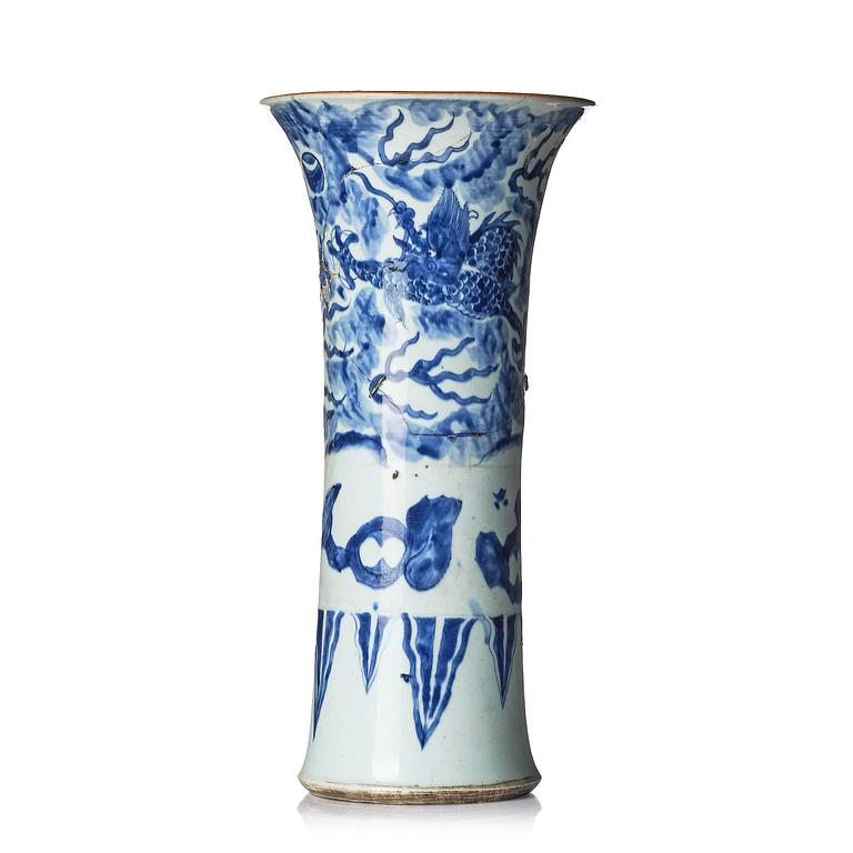 A blue and white 'four clawed dragon' vase, 17th century.