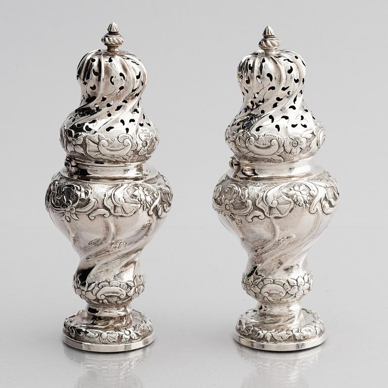 Johan Wennerwall, kryddbössor, ett par, silver, Göteborg 1756. Rokoko.