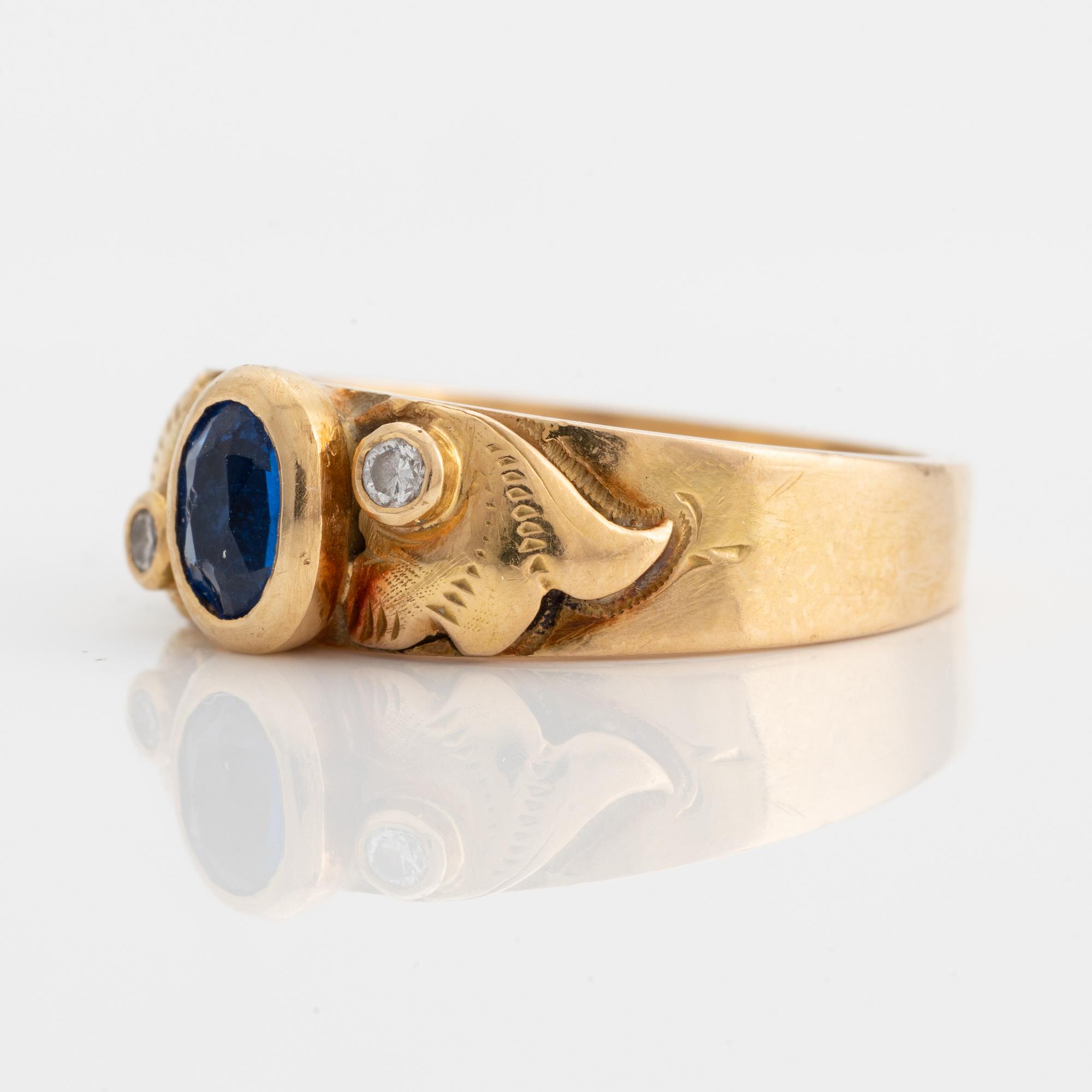 Ring, guld med blå sten och briljantslipade diamanter.