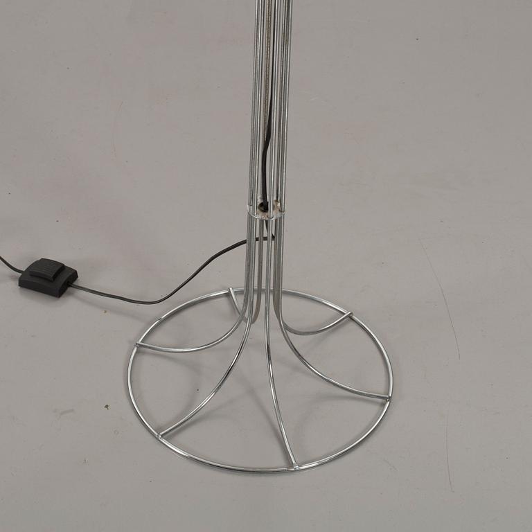 A FLOOR LAMP FROM GNOSJÖ KONSTSMIDE.