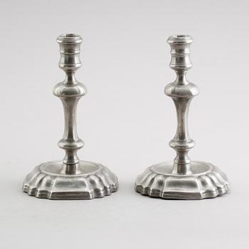 LJUSSTAKAR, 1 par, tenn, barockstil, 1900-talets andra hälft.