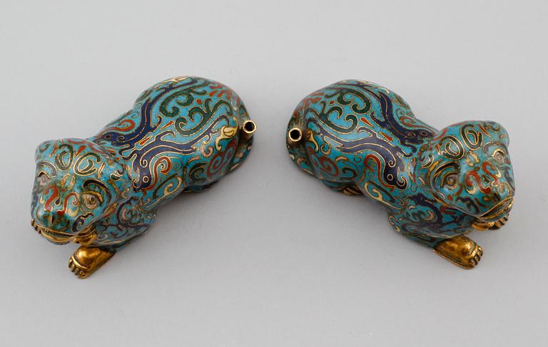 FIGURER, 1 par, cloisonné, Kina, Qing dynasti 1662-1912.