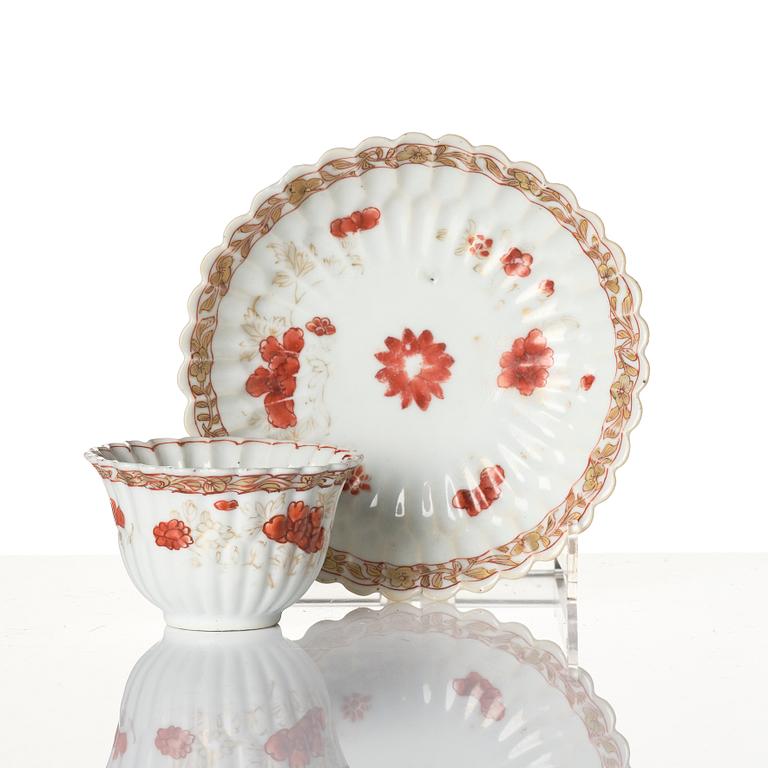 A Chinese iron red porcelain cup with saucer and a small famille verte dish, Qing dynasty, Kangxi (1662-1722).