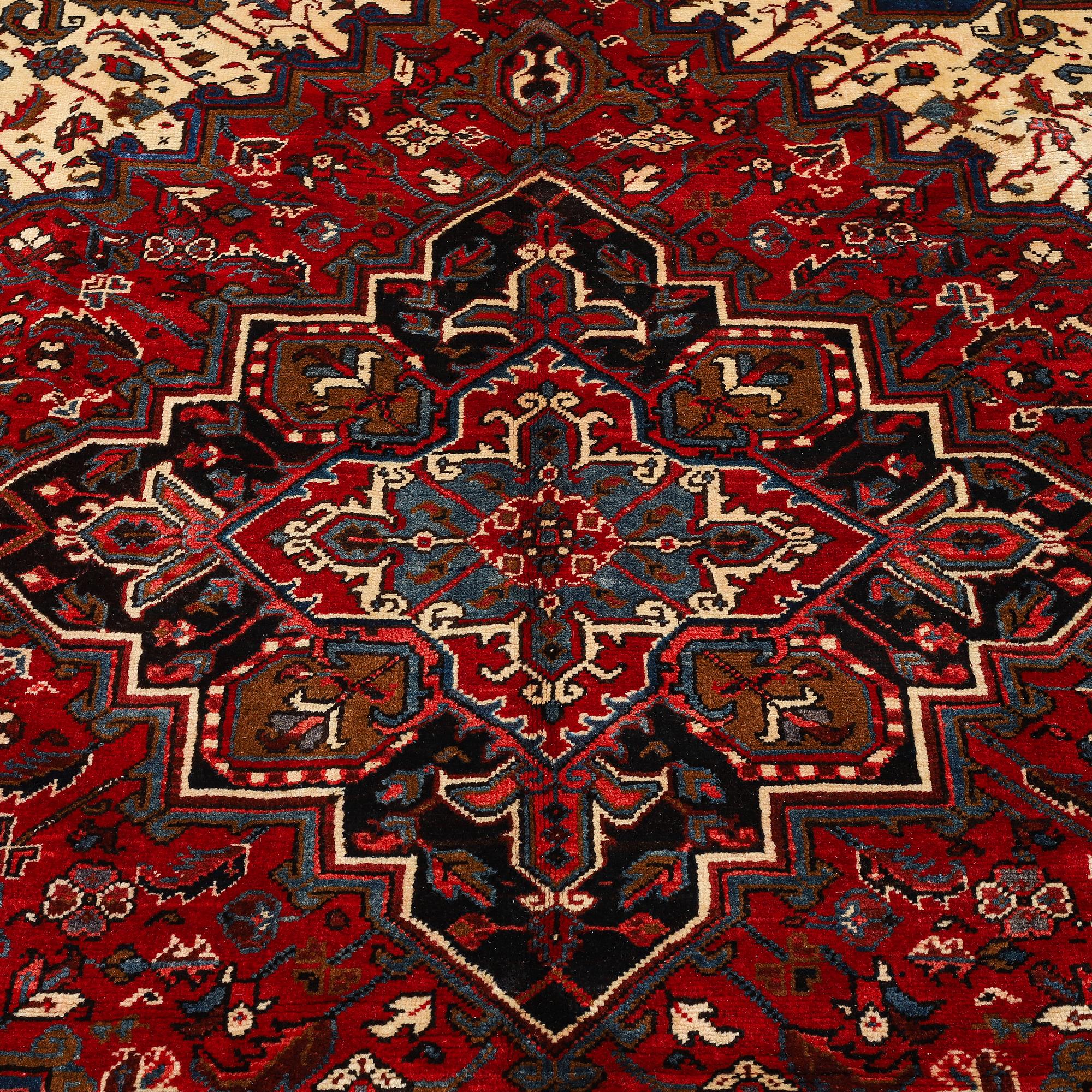 Matta, Old Heriz, ca 270 x 190 cm.