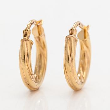 A pair of 14K gold earrings. Unoaerre.