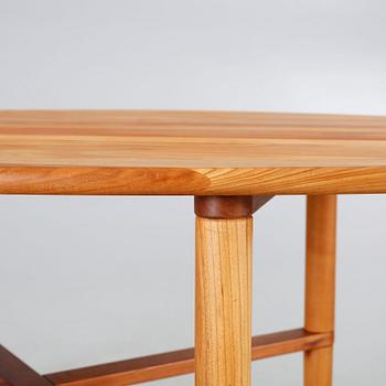 A coffee table named "Opus 9", designed Søren Nissen och Ebbe Gehl and made in the 21th century.