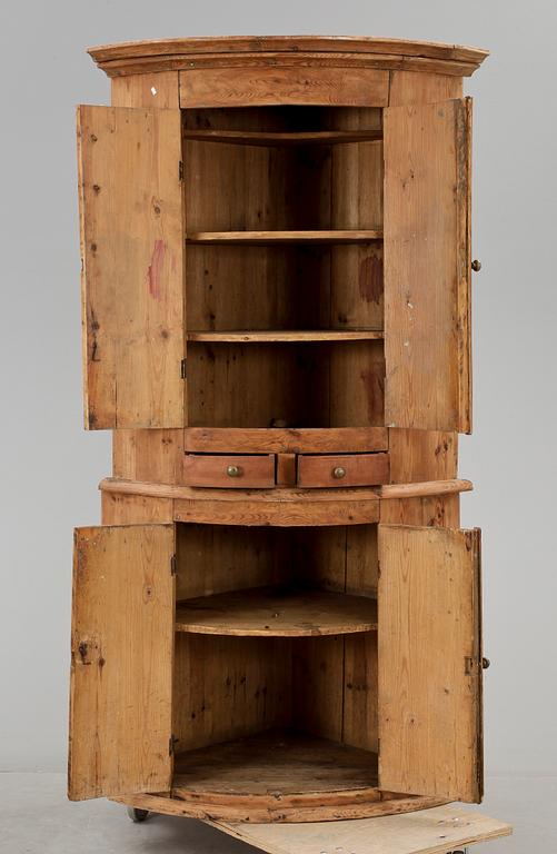 HÖRNSKÅP, allmoge, 1800-talets första hälft.
